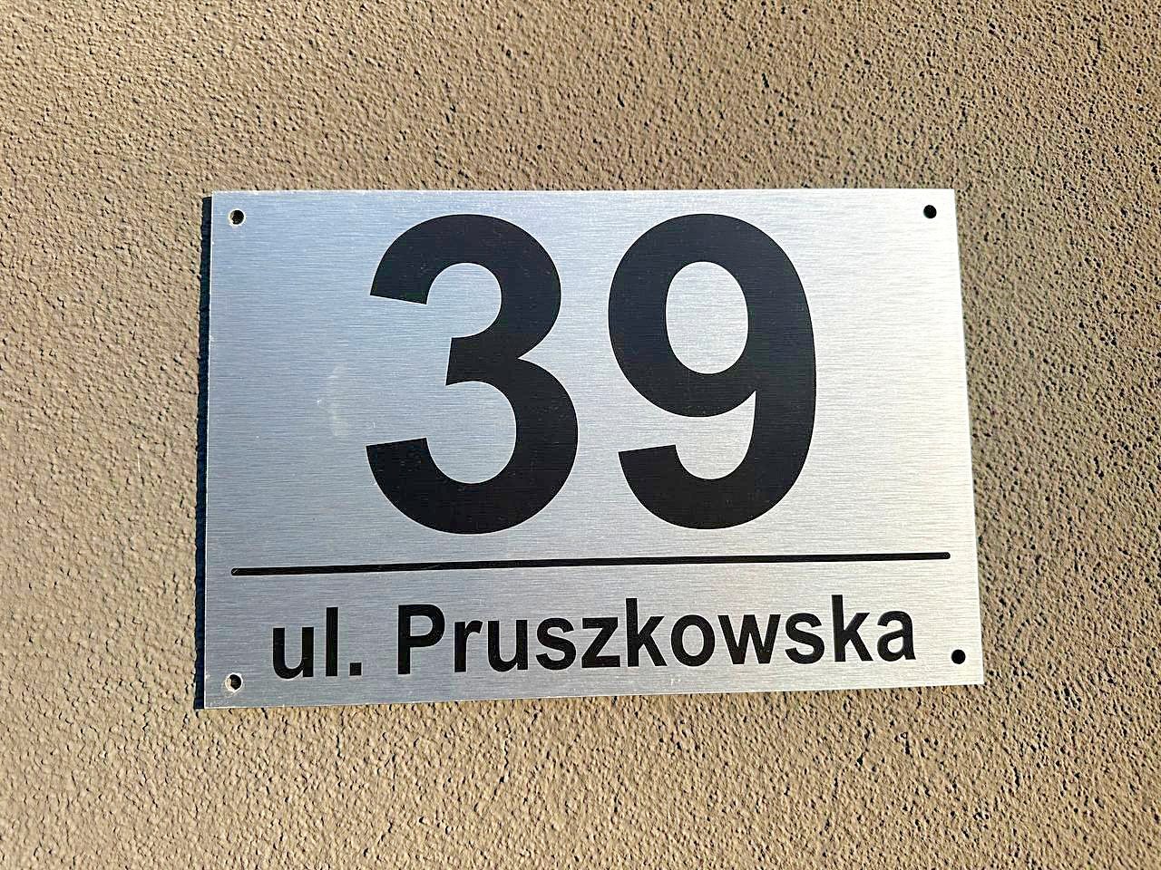 Tabliczka ul. Pruszkowska 39